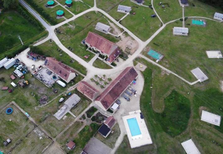 Location de vacances pour 6 personnes, avec jardin et piscine à Lignac