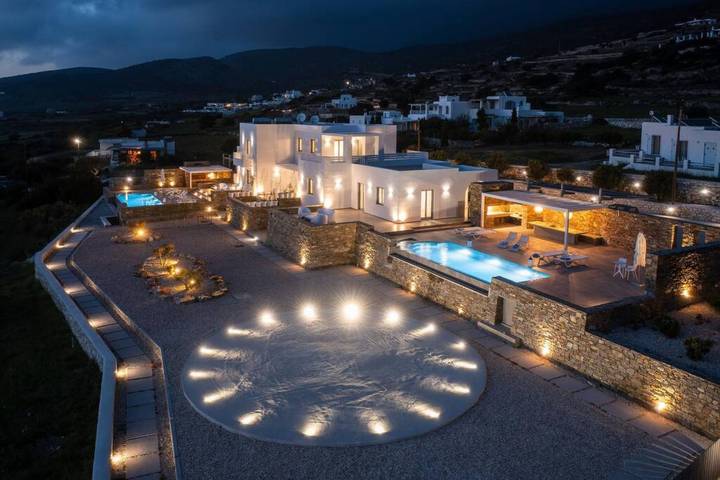 Villa pour 8 personnes, avec jardin ainsi que terrasse et piscine, adapté aux familles dans Paros - 2