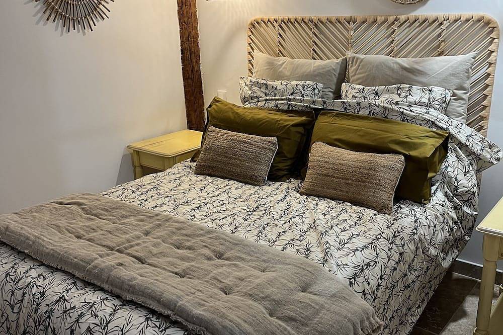 Apartamento entero, Charming cafoutchi at the foot of Montagnette in Barbentane, Region de Arles