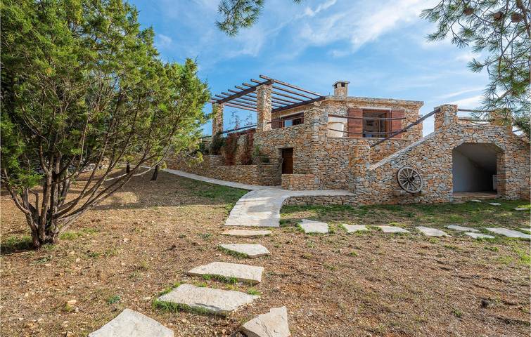 Apartment am Meer mit Pool, Terrasse und moderner Ausstattung – 2 km vom Strand entfernt in Povlja, Brac