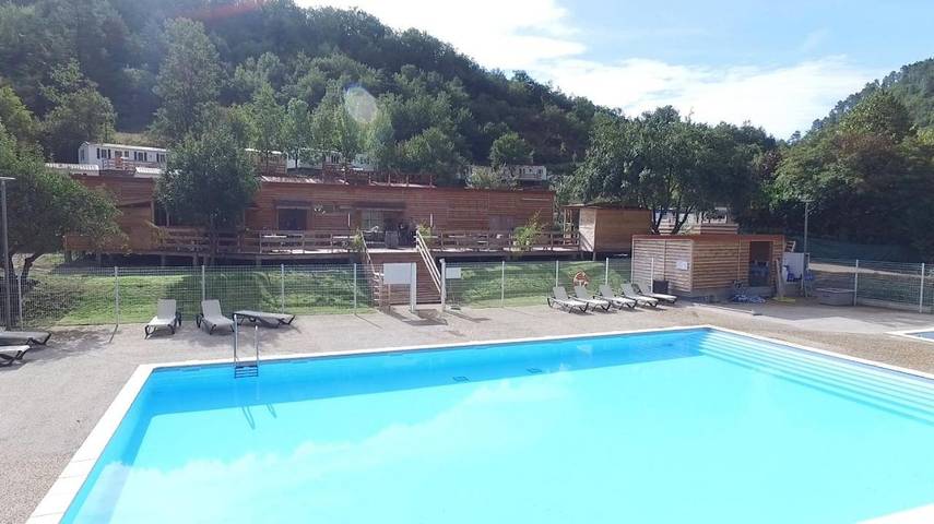 Camping pour 4 personnes, avec Terrasse et Jardin ainsi que Piscine et Vue