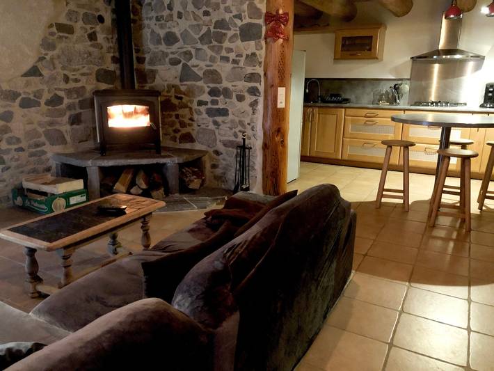 Gîte 'Authentisch und Gemütlich' mit Privater Terrasse, Wlan und Klimaanlage in Charbonnières-les-Vieilles, Regionaler Naturpark Volcans d'Auvergne