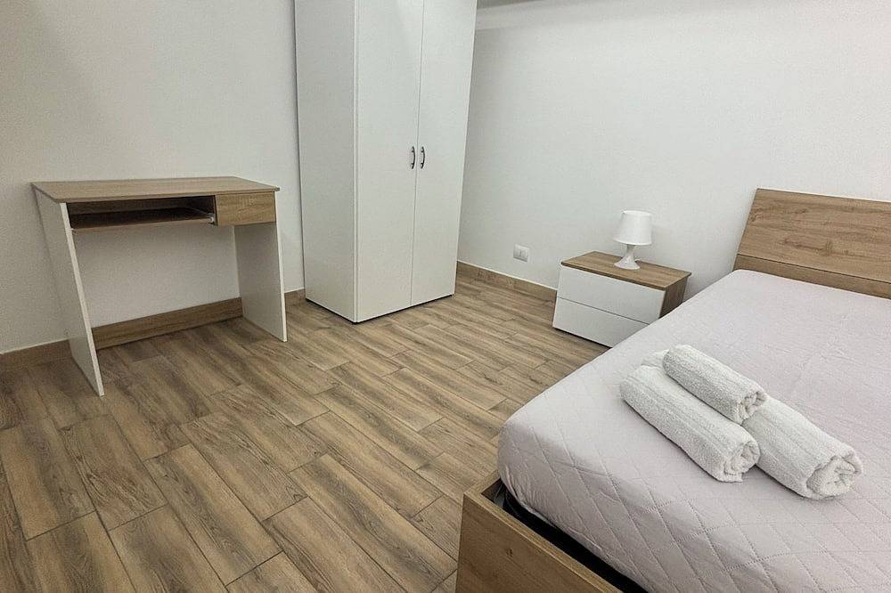 At 100 mt from the sea and train station, room with all amenities in Nettuno, Provincia de Roma