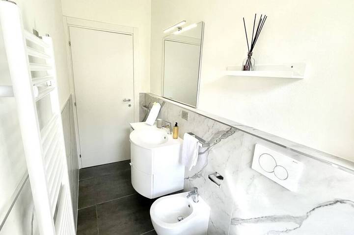 Appartement entier, Welcome to the charming Apartment Letizia, located in the heart of Prato. This cozy apartment offers a strategic location for exploring the beauty of Tuscany, with convenient connections to reach Florence in just a few minutes.Perfect for couples or smal in Prato, Province de Prato