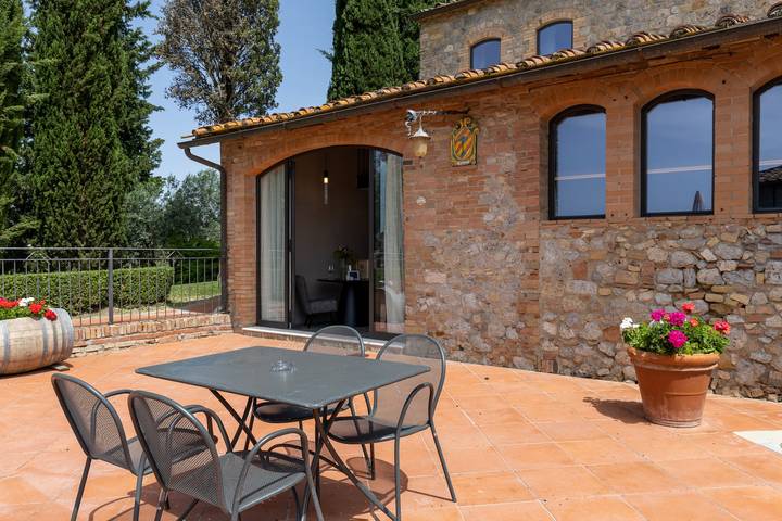 Geheel appartement, Vakantieappartement "Suite Limonaia" met gedeeld zwembad, terras en Wi-Fi in San Gimignano, Provincie Siena