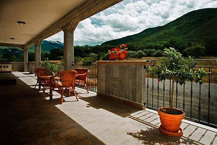 Ganze Wohnung, Poggio Dei Pettirossi Apartment 3 - 5 km südlich des historischen Zentrums von Sulmona in Pettorano sul Gizio, L'Aquila Provinz