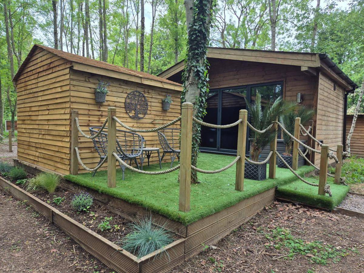 Hawthorn Luxury Woodland Lodge with Hot Tub in Derbyshire