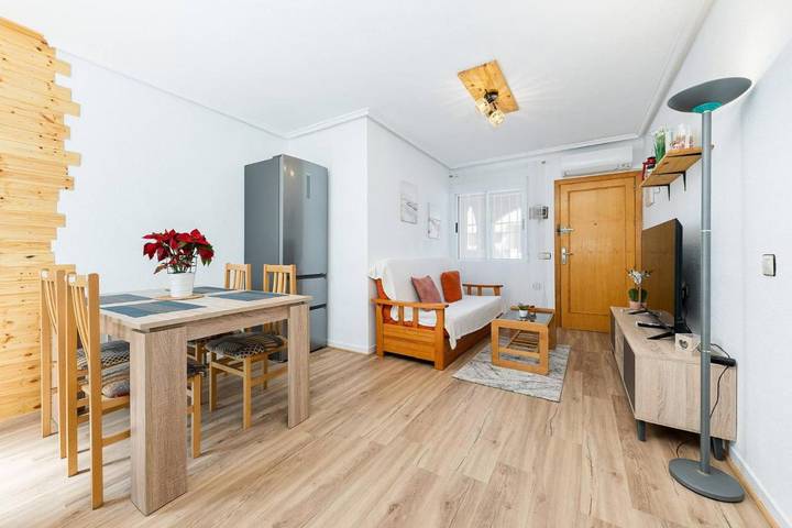 Bungalow para 4 personas, con terraza y piscina, Se admiten mascotas en Torrevieja