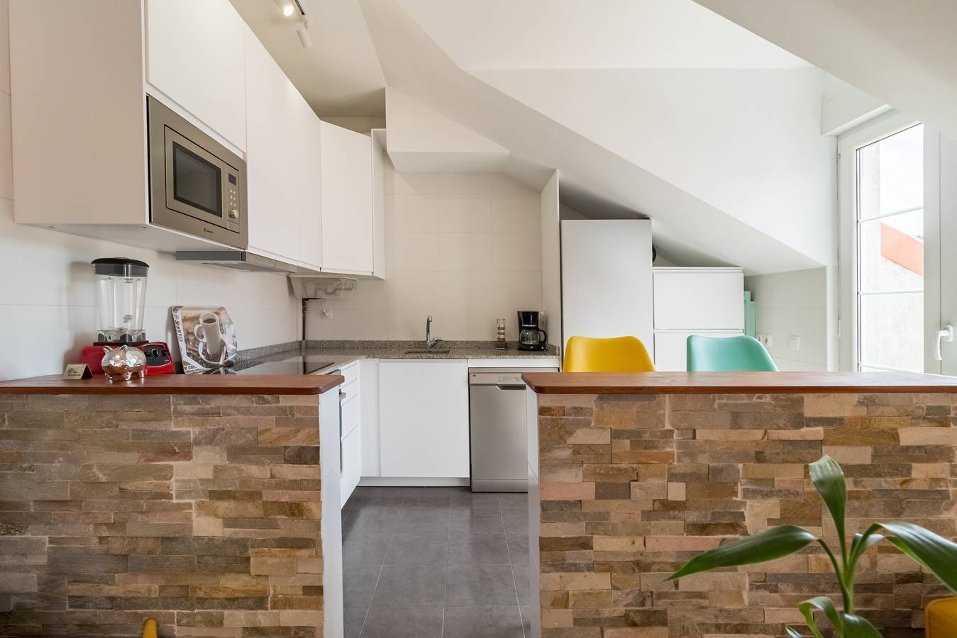 Apartamento entero, Apartamento 'Romántico Con Piscina' con vistas a la montaña, piscina compartida y Wi-Fi in Castañeda, Costa de Cantabria