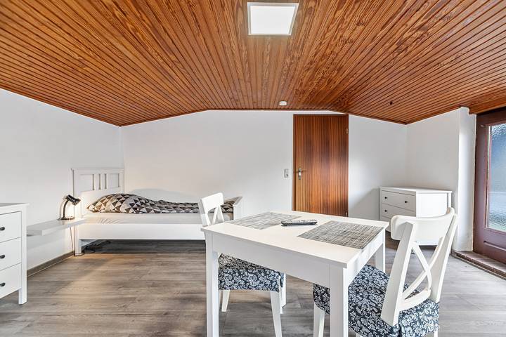 Ganze Wohnung, Apartment „Praktisches Mechanikerzimmer 3 mit Gemeinschaftsgarten und WLAN in Weddingstedt, Heide und Umgebung