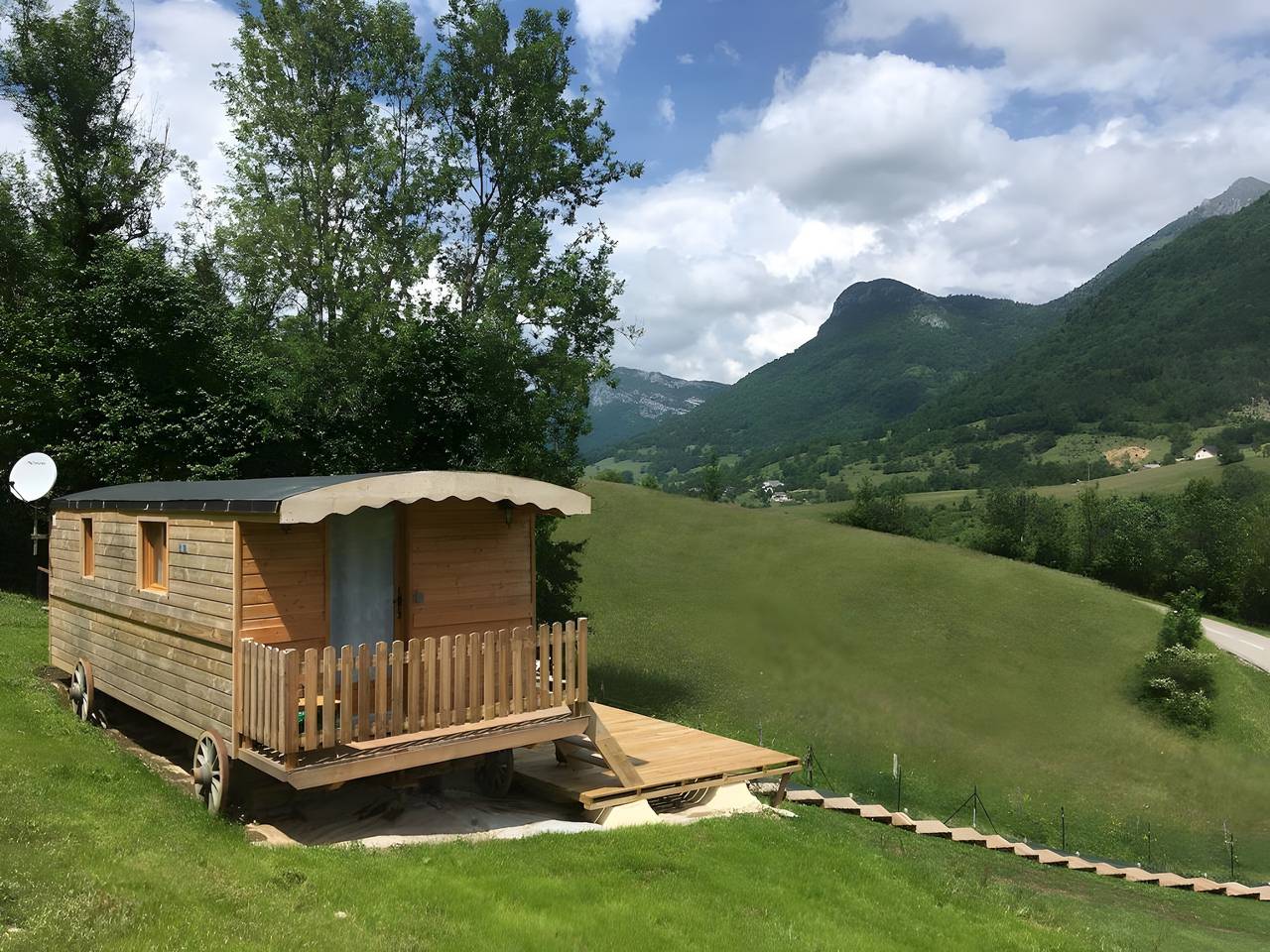 La roulotte d'Heïdi, vue sur la vallée et les montagnes in La Thuile (Savoie), Région de Chambéry