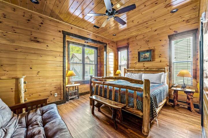 Vacation rental for 62 people, with pool and hot tub in Gatlinburg