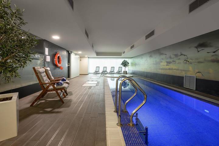 Apartamento para 5 personas, con balcón y jacuzzi además de sauna y piscina en Setubal