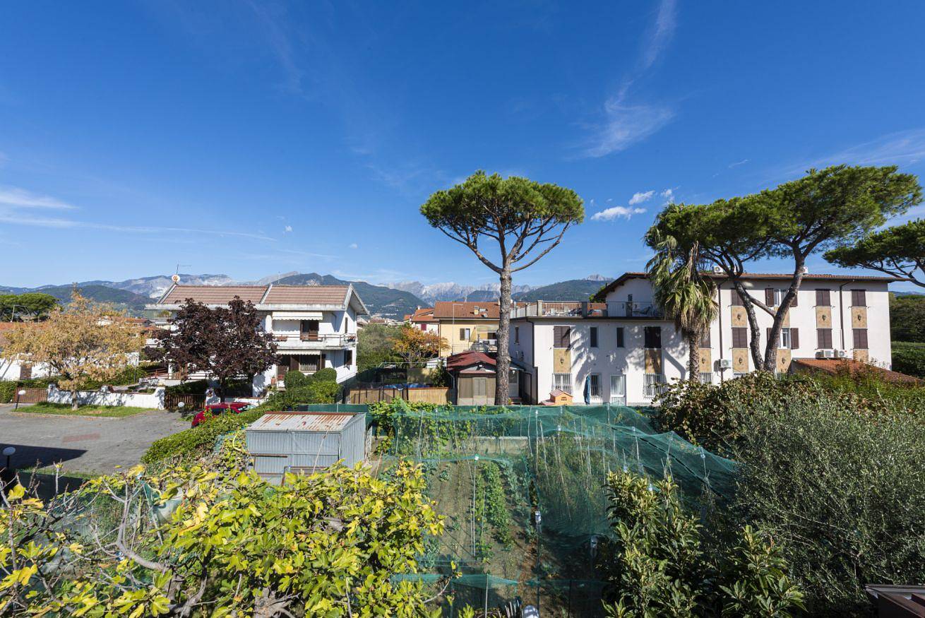 Ganze Wohnung, Ferienwohnung für 9 Personen mit Garten in Marina di Massa, Massa