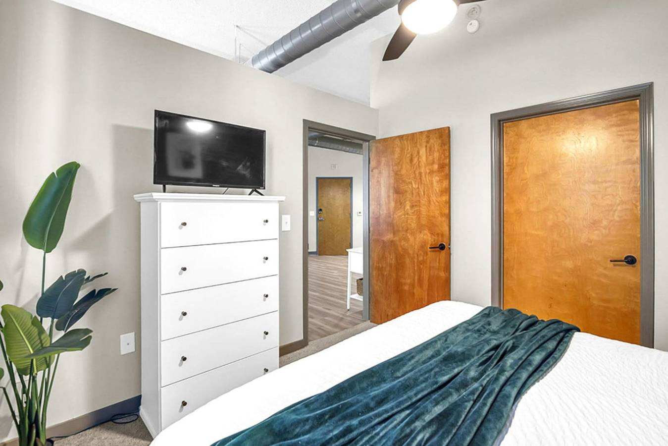 Ganze Wohnung, Cozy Stay, Power & Light Area,Pool w/ Free Parking in Overland Park, Kansas