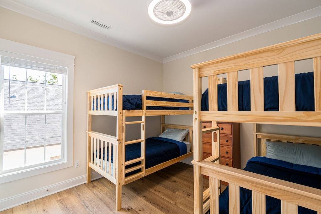 Clean home on quiet street/Walk to beach & shops/Small, non-shedding dogs in Yaupon Beach, Oak Island (NC)