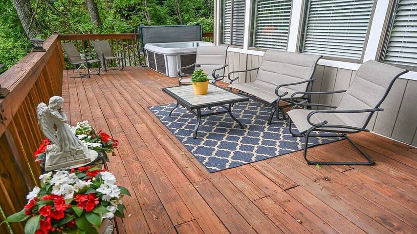 Chalet for 4 people, with balcony and hot tub as well as pool in Gatlinburg