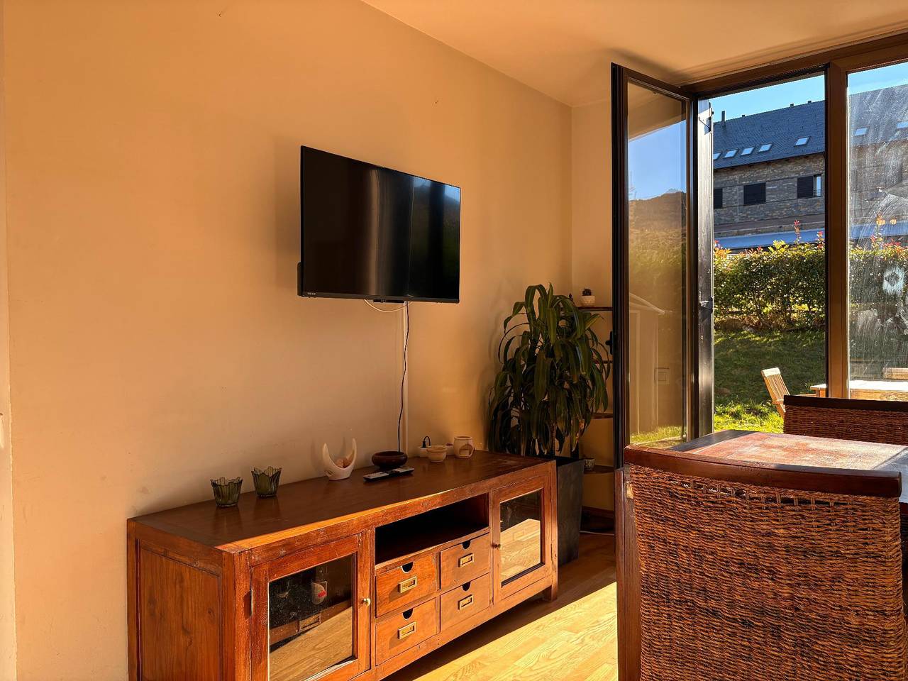 Apartamento vacacional entero, Planta baja Aüt 1 con jardín privado en la Vall de Boí in Pla de l'Ermita, Valle de Bohí