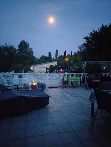 Gîte pour 4 personnes, avec terrasse ainsi que vue et piscine à Peypin