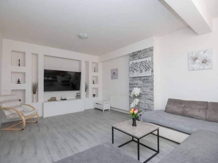 Ferienhaus für 8 Personen, mit Terrasse und Pool - 1