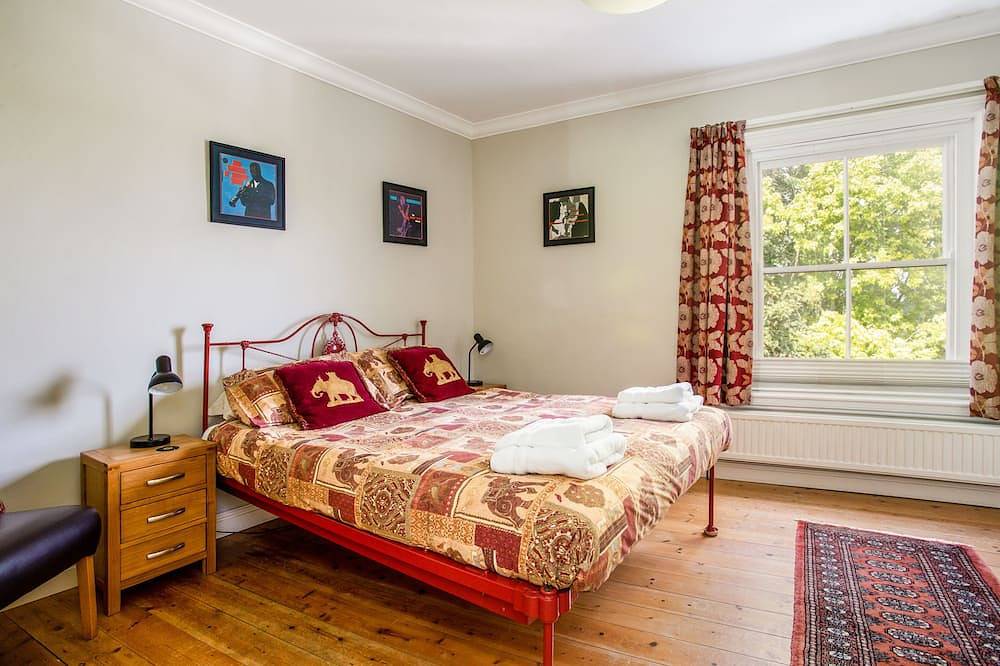 Peaceful elevated residential area - walk to city in Winchester, South-Downs