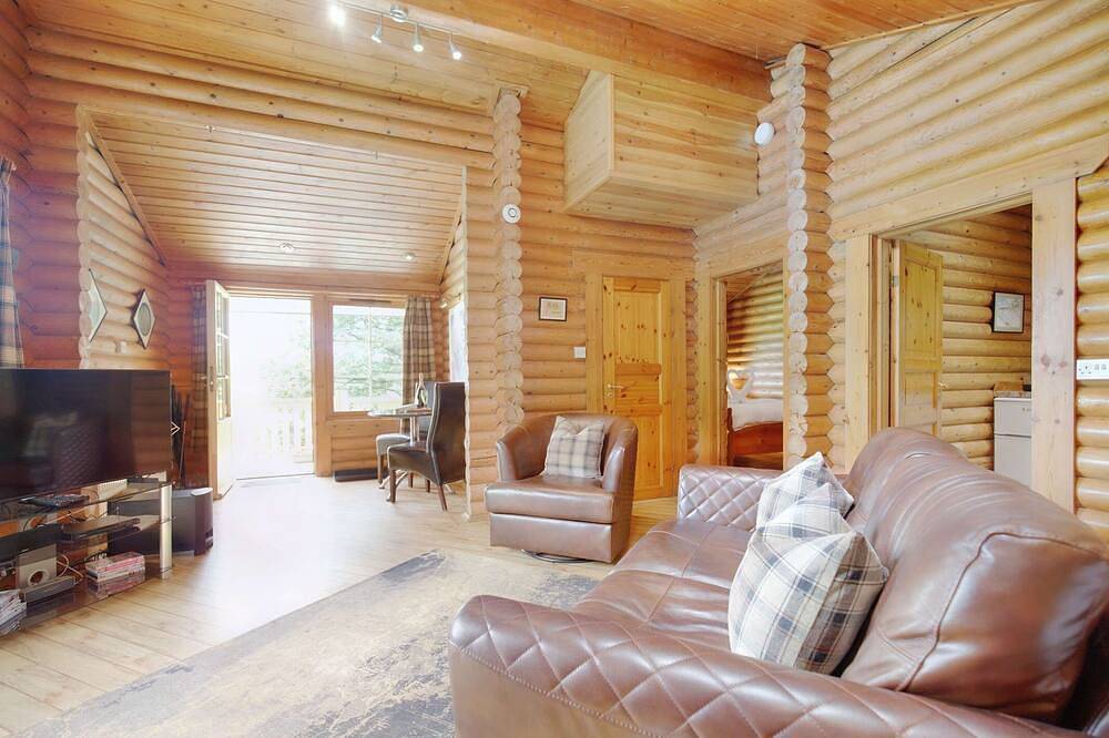 Tamarisk - 5 Star - Pet Friendly - Hot Tub - Scandinavian Log Cabin in West Yorkshire