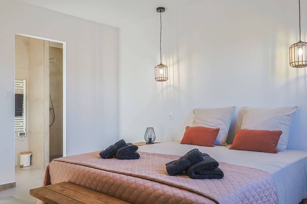 5 minutes from St Rémy de Provence! Contemporary house with 4 bedrooms in Graveson, Arles region