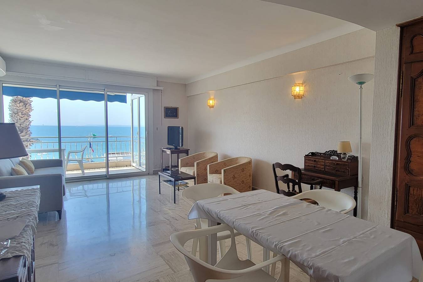 Appartement entier, Appartement avec terrasse au pied de la plage  in Saint-Raphaël, Massif de l'Esterel