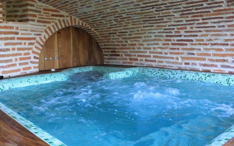 Gîte pour 6 personnes, avec terrasse et jacuzzi ainsi que piscine et jardin dans l' Ariège - 3