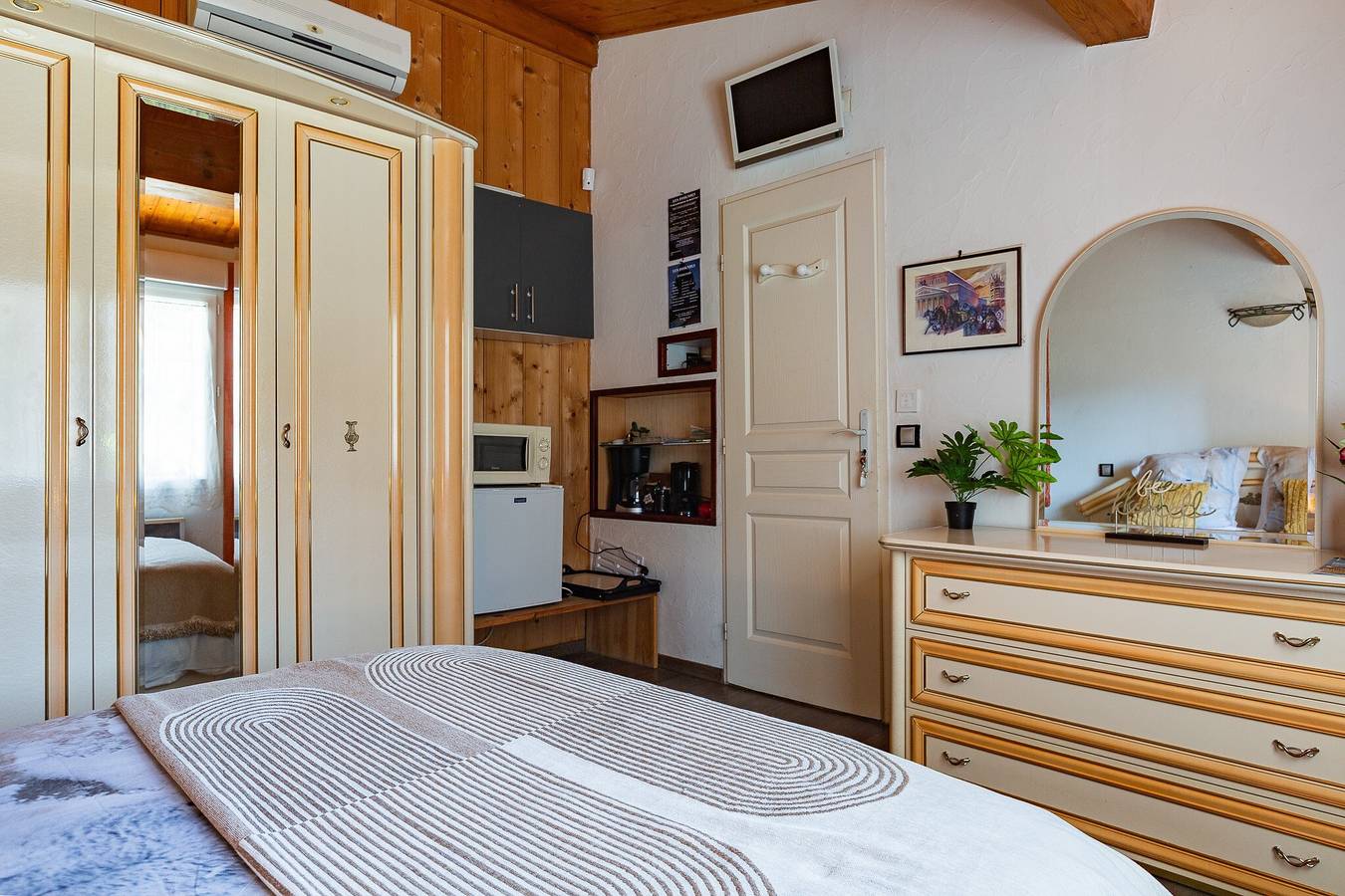 Bed & Breakfast 'Les Issignols' met Uitzicht op de Bergen, Wi-Fi en Airconditioning in Colombier-le-Vieux, Tournon-sur-Rhône en omgeving