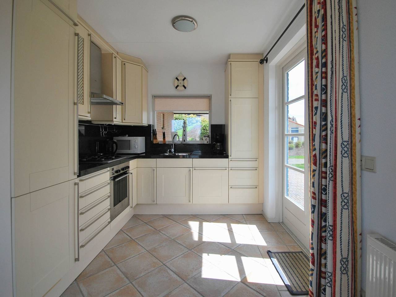 Beautiful waterfront villa with sauna on a holiday park in Friesland in Makkum, Ijsselmeer