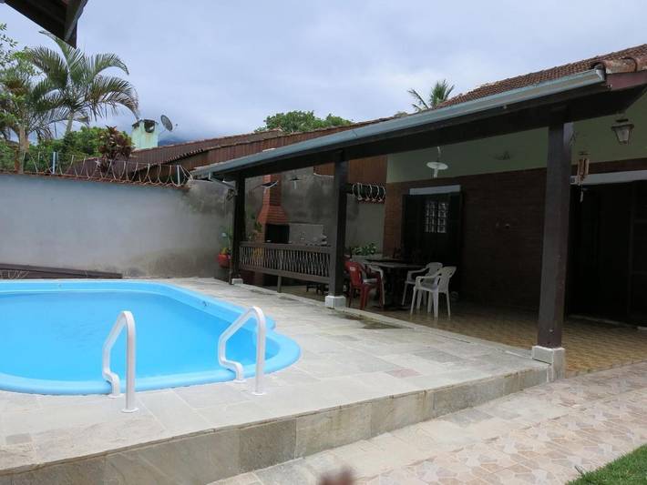 Casas e apartamentos de temporada para 12 pessoas, com piscina em Maranduba