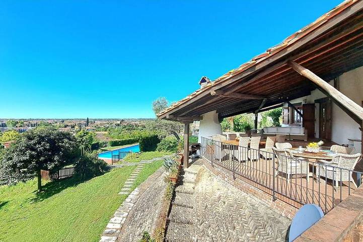 Villa Veranda, big private pool in relaxing green hills just 4 km from the beach in Camaiore (Toscana), Riviera Toscana