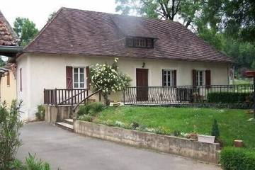 Gîte pour 7 personnes, avec piscine ainsi que terrasse et jardin, animaux acceptés à Lamothe-Fénelon