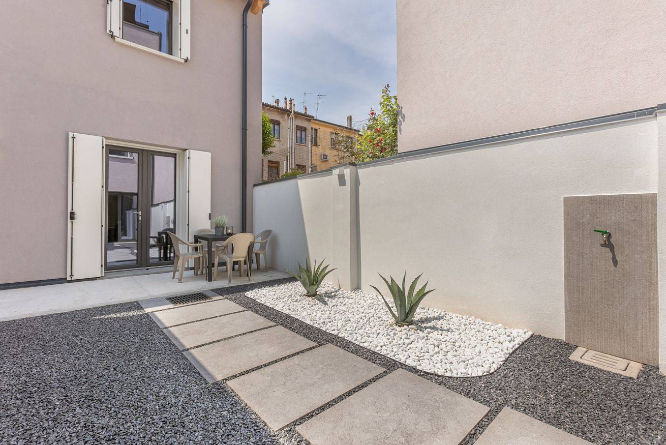 Apartamento entero, Guesthost - Le Agavi - Charming Apt + Outdoor Area in Ferrara, Provincia de Ferrara