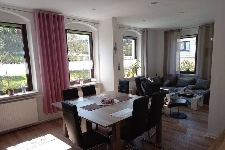 Ferienwohnung für 7 Personen, mit Balkon und Garten sowie Pool in Schneeberg