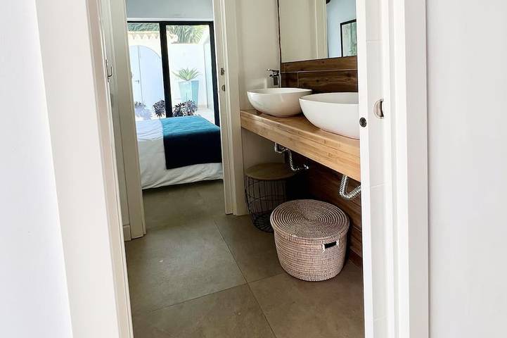 Moderna Villa con Piscina, a 30 Metros de la Playa, en la Mejor Zona de Marbella in Marbella West, Marbella