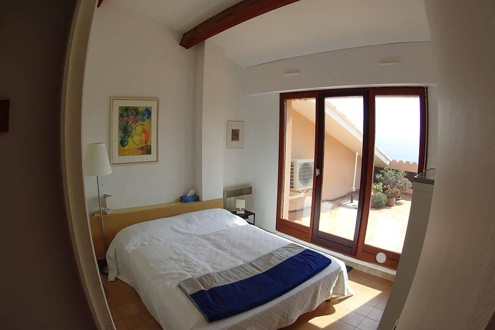 Entire apartment, Sunny fully equipped apartment with fantastic sea view. in Rayol-Canadel-sur-Mer, Draguignan region