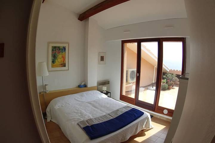 Ganze Wohnung, Sonnige voll ausgestattete Wohnung mit fantastischem Meerblick. in Rayol-Canadel-sur-Mer, Mittelmeerküste (Frankreich)