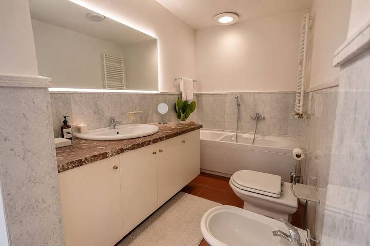 Ganze Wohnung, 2-bedroom apartment in charming Emilia-Romagna with Private Parking & AC comfort in Piacenza, Piacenza Provinz