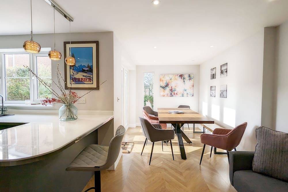 Cabane Mont Fort - sleeps 6 guests  in 3 bedrooms in West Wittering, West Sussex