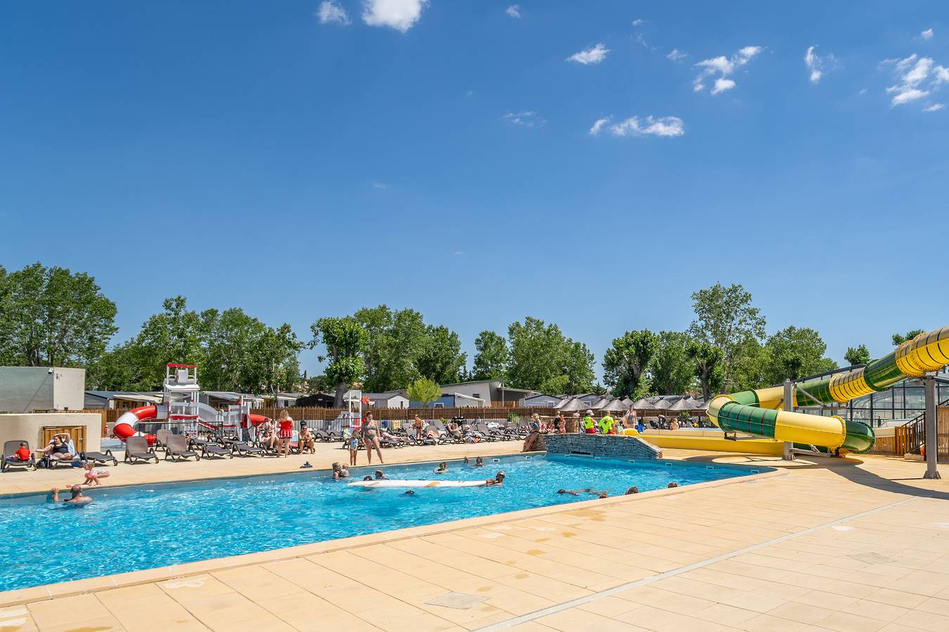 Caravan 'Charmant Mobil Home 6 Personnes' with Shared Pool, Private Terrace and Private Garden in Vendres, Côte d'Améthyste