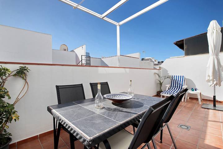 Apartamento entero, Apartamento 'La Caleta' con terraza privada, Wi-Fi y aire acondicionado in Playa de La Cala - El Torreón (Mijas), Mijas