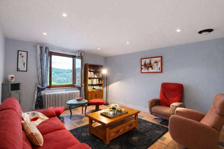 Gîte pour 6 personnes, avec Terrasse ainsi que Jardin et Vue à Pierreclos