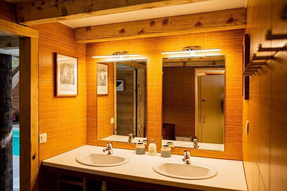 Grand chalet convivial avec sa piscine intérieure in Serraval, Région d'Annecy