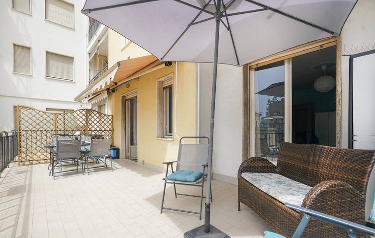 Appartement de vacances entier, Appartement moderne à 200m de l'Arma di Taggia avec terrasse in Taggia (City), Taggia