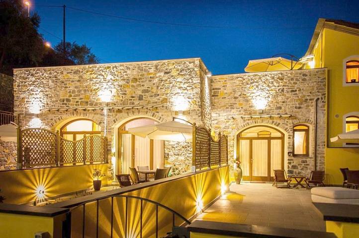 Resort per 6 persone, con Balcone e Terrazza nonché Giardino e Piscina in Liguria