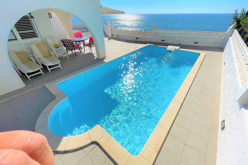 Villa in 1st line of sea: private swimming pool and garden of 500 m². in Alcanar, Costa Dorada