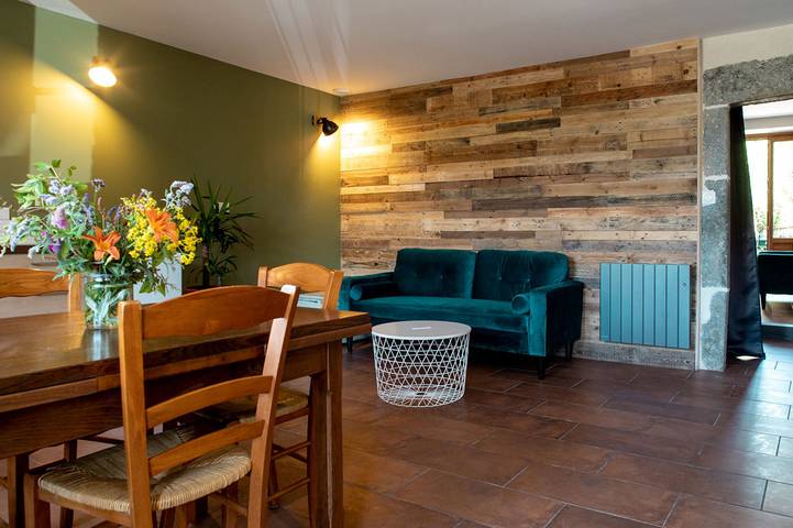 Gîte pour 2 personnes, avec sauna ainsi que terrasse et jacuzzi, animaux acceptés