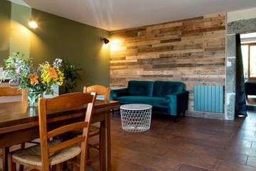 Gîte pour 2 personnes, avec sauna ainsi que terrasse et jacuzzi, animaux acceptés à Arbois (homonymie)